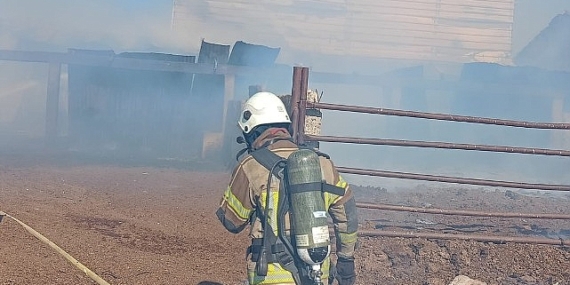 İzmir İtfaiyesi iki yangına birden müdahale etti