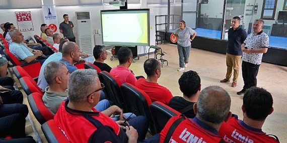 İzmir İtfaiyesi personeli yılan yakalama eğitimi aldı