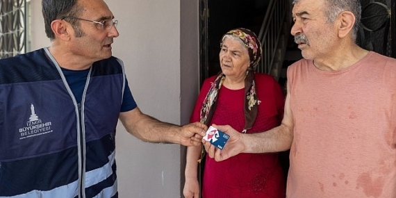 İzmir’de Emekli Dayanışma Kartı yüzleri güldürdü “Allah böyle başkanları hep var etsin”