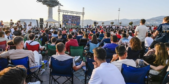 İzmirliler milli heyecanı dev ekranların karşısında yaşadı