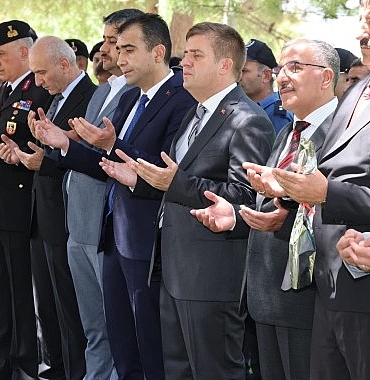 karaman-belediye-baskani-savas-kalayci-arife-gunu-duzenlenen-sehitlik-ziyareti-programina-katildi-rRl9e3OY.jpg