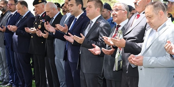 Karaman Belediye Başkanı Savaş Kalaycı, arife günü düzenlenen Şehitlik ziyareti programına katıldı
