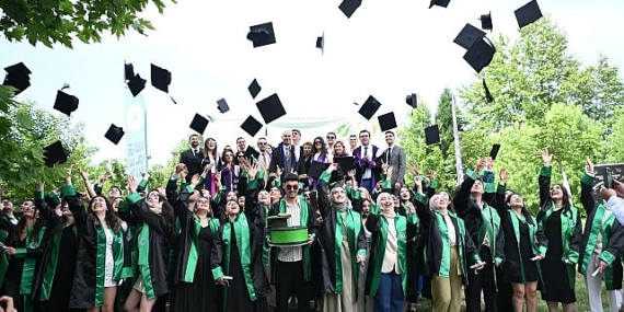 Kartepe Belediye Başkanı Av.M.Mustafa Kocaman, Kocaeli Üniversitesi Turizm Fakültesi’nin 2023-2024 Akademik Yılı mezuniyet törenine katıldı. Mezuniyet heyecanının yaşandığı törende, 109 öğrenci mezun oldu