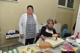 kartepe-belediyesi-bunyesinde-yer-alan-karmek-kurslarinda-kartepeli-kadinlar-yeteneklerini-kesfederken-geri-donusume-de-d2hAtYcK.jpg
