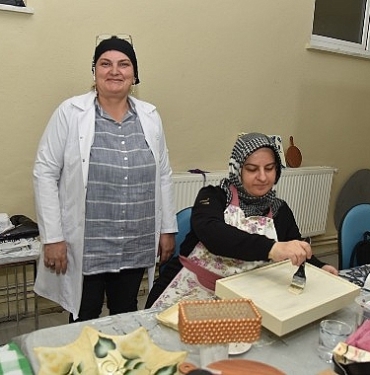 kartepe-belediyesi-bunyesinde-yer-alan-karmek-kurslarinda-kartepeli-kadinlar-yeteneklerini-kesfederken-geri-donusume-de-d2hAtYcK.jpg