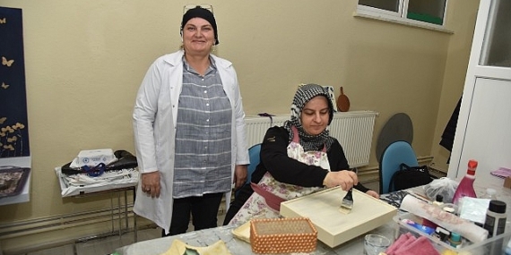 Kartepe Belediyesi bünyesinde yer alan KARMEK kurslarında Kartepeli kadınlar yeteneklerini keşfederken, geri dönüşüme de büyük katkı veriyorlar