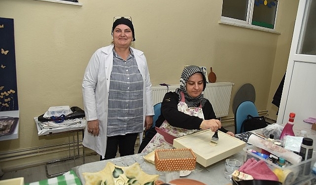 kartepe-belediyesi-bunyesinde-yer-alan-karmek-kurslarinda-kartepeli-kadinlar-yeteneklerini-kesfederken-geri-donusume-de-d2hAtYcK.jpg