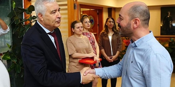 Kemalpaşa Belediye Başkanı Mehmet Türkmen, Kurban Bayramı dolayısıyla belediye personeli ile bayramlaştı