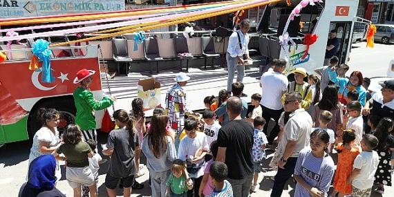 Kurban Bayramı münasebetiyle Kartepe Belediyesi tarafından ilçe genelinde düzenlenen etkinliklerle Kartepeli minikler bayram coşkusunu doyasıya yaşadılar