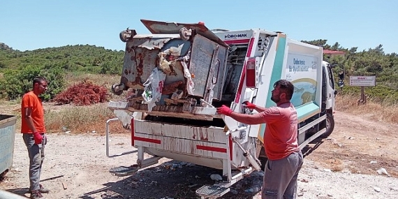 Kurban Bayramı tatilinde ziyaretçi akınına uğrayan Ayvalık’ta Temizlik İşleri Müdürlüğü ekipleri, üç vardiya halinde 24 saat mesai yaparak tonlarca çöp topladı