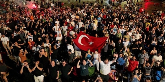 Milli Takım İzmirlileri sevince boğdu
