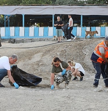 mudanya-belediyesi-yerlere-atilan-coplerin-fazlaligina-dikkat-cekmek-icin-mudanya-ve-guzelyali-sahilinde-temizlik-QX5rUT1d.jpg