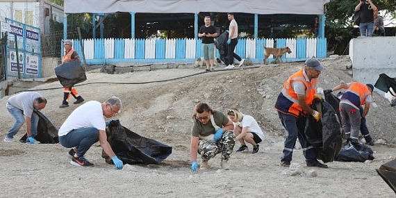 Mudanya Belediyesi yerlere atılan çöplerin fazlalığına dikkat çekmek için, Mudanya ve Güzelyalı sahilinde temizlik seferberliği gerçekleştirdi