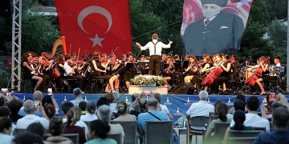 Narlıdere Belediyesi Çocuk Senfoni Orkestrası, 2023-2024 dönemi çalışmalarını ‘yaz’ konseri ile taçlandırdı