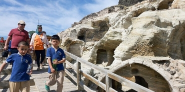 nevsehir-75-yil-ilkokulu-ogrencileri-nevsehir-belediyesi-tarafindan-turizme-kazandirilan-tarihi-kayasehiri-gezdi-QJmzXGf3.jpg