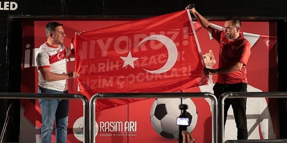 Nevşehir Belediye Başkanı Rasim Arı da maçı vatandaşlarla birlikte izledi.