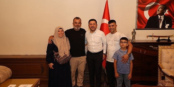 Nevşehir Belediye Başkanı Rasim Arı, Kurban Bayramı öncesinde kendisini ziyaret ederek hem talep ve önerilerini hem de hayırlı olsun dileklerini iletmek isteyen vatandaşları konuk etti