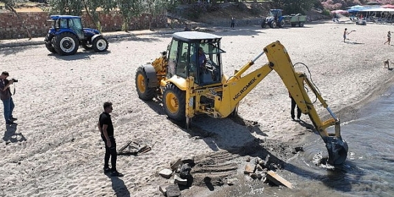 Ören Plajı’nda Metal Kalıntılar Temizlendi