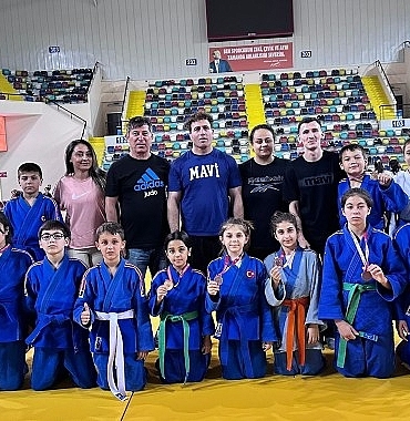 osmangazili-judocular-basaridan-basariya-kosuyor-hUSfJIGi.jpg