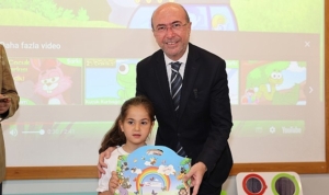 selcuklu-belediye-baskani-ahmet-pekyatirmaci-sille-ilkokulunda-duzenlenen-karne-dagitim-torenine-katilarak-ogrencilerin-karne-AQ5UMGSV.jpg