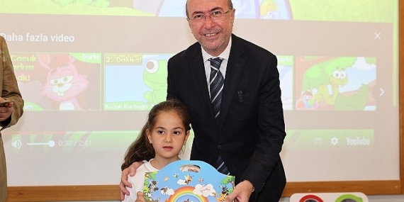 Selçuklu Belediye Başkanı Ahmet Pekyatırmacı, Sille İlkokulu’nda düzenlenen karne dağıtım törenine katılarak öğrencilerin karne sevincini paylaştı