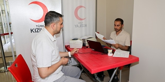 Selçuklu Belediyesi personeli kan bağışı konusunda farkındalık oluşturma adına belediye hizmet binasına gelen Kızılay Mobil Kan Merkezi’ne kan bağışında bulundu