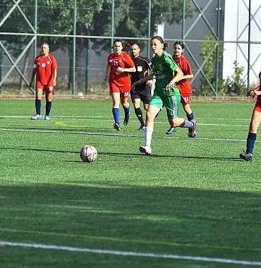 u13-u15-kiz-futbol-liginde-ilk-duduk-caldi-MZw5ACF2.jpg