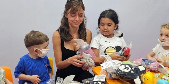 Ünlü oyuncu Aslıhan Malbora tedavi gören çocuklara bayram için “Tebessüm Bebekleri” hediye etti.