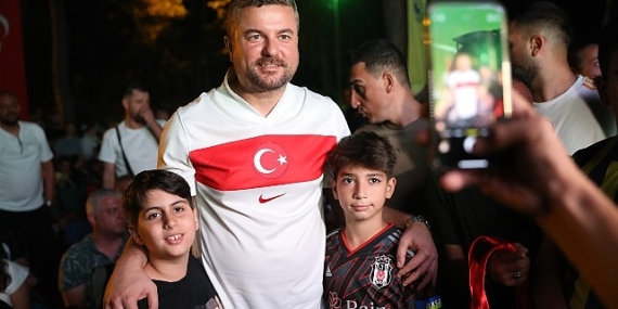 Buca’da millî maç coşkusu Hasanağa Bahçesi’ne sığmadı