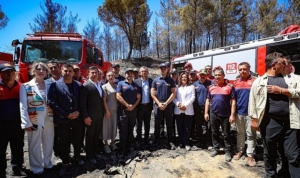 chp-genel-baskani-ozgur-ozel-selcukta-yanan-ormanlik-alani-inceledi-Uyb2JKLw.jpg