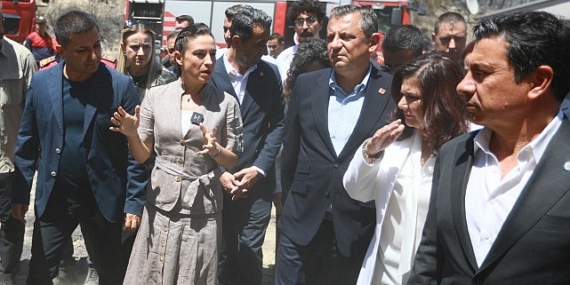 Cumhuriyet Halk Partisi Genel Başkanı Özgür Özel Efes Selçuk’ta çıkan ve 350 hektarlık alanın tahrip olduğu orman yangını sonrasında Arvalya Mevkii Pamucak Bölgesinde incelemelerde bulundu