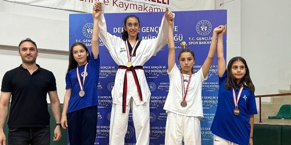 Gölcük Belediyesporlu 3 Taekwondo sporcusu, Kocaeli’de düzenlenen müsabakalarda şampiyon olarak Türkiye Şampiyonasına katılmaya hak kazandılar