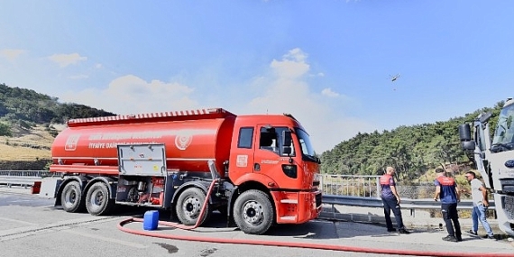 İzmir İtfaiyesi Bornova’daki yangına müdahale ediyor