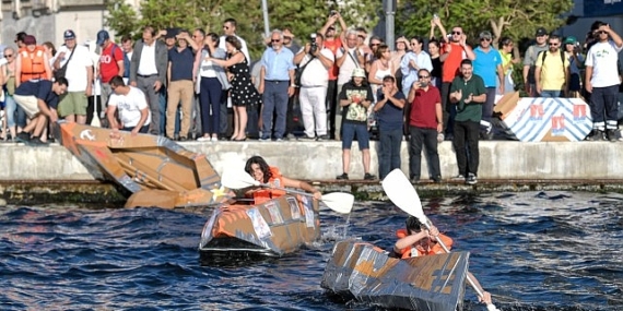 Karton tekneler İzmir Körfezi’nde kıyasıya yarıştı