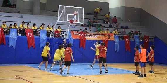 Küçükçekmece Belediyesi’nin yılın 365 günü ücretsiz hizmet veren spor okullarında yaz dönemi başladı