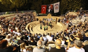 madimak-katliami-31yilinda-amfi-tiyatroda-alevi-kultur-dernekleri-selcuk-subesinin-hazirladigi-program-ile-anildi-ZPdOFTVO.jpg
