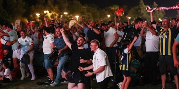 Milli coşku Antalya sokaklarına taştı