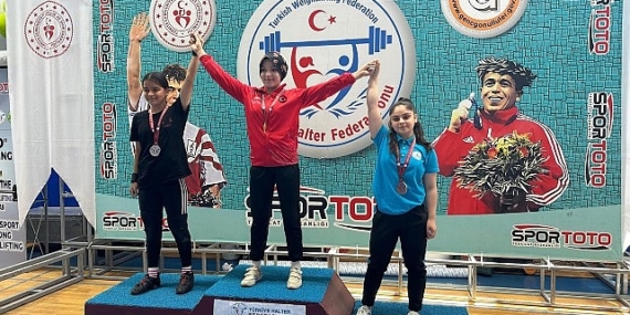 Nevşehir Belediyesi sporcuları, Bolu’da düzenlenen Minikler ve 15 Yaş Altı Ferdi Türkiye Halter Şampiyonası’nda 3 gümüş ve 1 bronz madalya kazandı