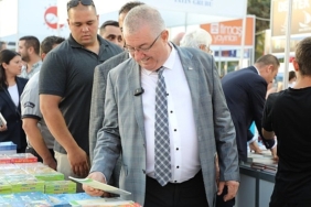 6-edremit-kitap-fuari-olmez-agacin-golgesinde-kitap-temasiyla-basladi-SSrTrvRz.jpg