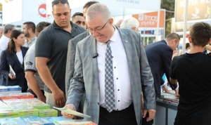 6-edremit-kitap-fuari-olmez-agacin-golgesinde-kitap-temasiyla-basladi-SSrTrvRz.jpg