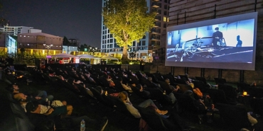 acik-hava-sinemasi-keyfi-eylul-ayinda-da-devam-ediyor-VZSlrGCD.jpg