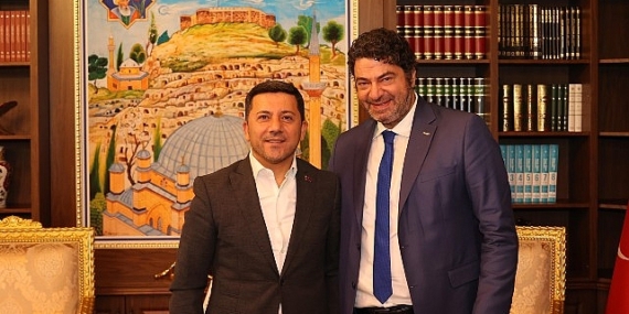 Arabesk müziğinin sevilen ismi Hakan Taşıyan, Nevşehir Belediye Başkanı Rasim Arı’yı ziyaret etti