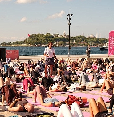 galataport-istanbulda-dorduncu-kez-rihtimda-yoga-wWPVXeQU.jpg