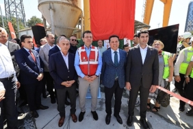 ibb-baskani-ekrem-imamoglu-mahmutbey-bahcesehir-esenyurt-metro-hattinda-calisan-emekcilerle-bir-araya-gelerek-tbm-cihazinin-nyvzzLfr.jpg