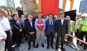 ibb-baskani-ekrem-imamoglu-mahmutbey-bahcesehir-esenyurt-metro-hattinda-calisan-emekcilerle-bir-araya-gelerek-tbm-cihazinin-nyvzzLfr.jpg