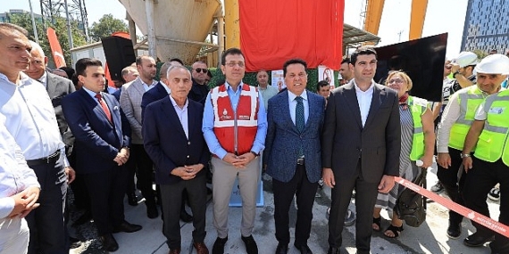 İBB Başkanı Ekrem İmamoğlu, Mahmutbey-Bahçeşehir-Esenyurt Metro Hattı’nda çalışan emekçilerle bir araya gelerek, TBM cihazının ilerlemesine tanıklık etti