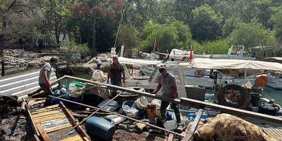 Kemer Balıkçı Barınağı’ndaki kaçak yapılar kaldırıldı