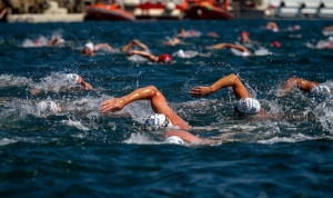 memorial-36-samsung-bogazici-kitalararasi-yuzme-yarisinda-sporcularin-yaninda-SkwXhJsP.jpg