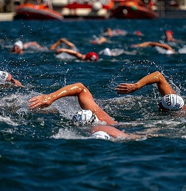 memorial-36-samsung-bogazici-kitalararasi-yuzme-yarisinda-sporcularin-yaninda-SkwXhJsP.jpg
