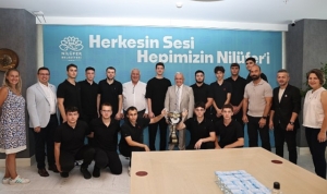 sampiyonluk-sevincini-baskan-sadi-ozdemirle-paylastilar-zzmFehHi.jpg